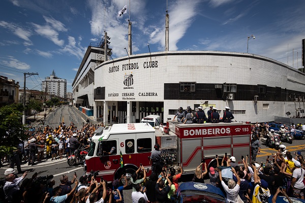 Un camión de bomberos que transporta el féretro con el cuerpo de la leyenda del fútbol Edson Arantes do Nascimento 'Pelé encabeza hoy el cortejo fúnebre que recorrerá algunas calles de la ciudad, rodeado de miles de aficionados, en dirección al cementerio