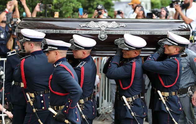 Pelé, El ataúd fue descargado del camión de bomberos en el que hizo el cortejo fúnebre. Foto: EFE