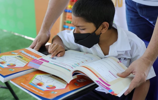 Textos escolares para los estudiantes desde el primer día de clases en el 2023 . Foto: Cortesía