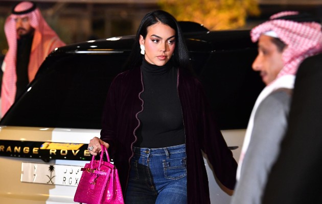 Georgina, madre de dos hijos en común con Cristiano, tiene varias opciones para quedarse en Arabia Saudí, pese a no estar casada. Foto:EFE