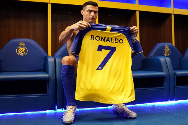 Ronaldo con la camiseta del club saudí Al Nassr, su nuevo club. Foto:EFE 