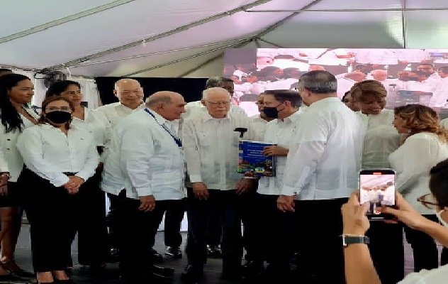 El presidente de la República Laurentino Cortizo, recibió el documento. Foto. Cortesía