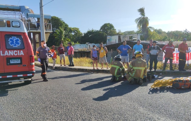 La pasajera de la moto presentaba heridas en la cabeza, pero se encontraba alerta y estable al momento de ser trasladada a recibir atención médica. Foto. Thays Domínguez