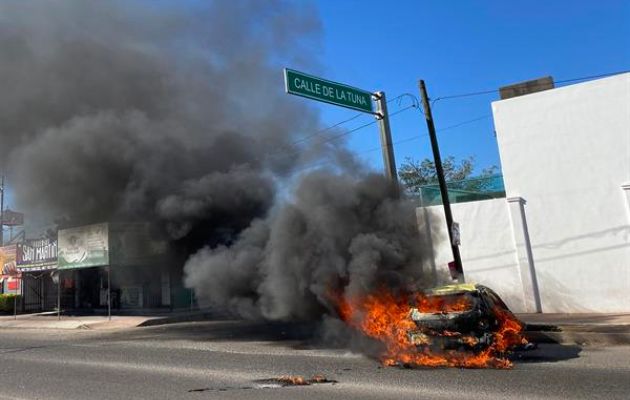 Vehículo calcinado tras los enfrentamientos de fuerzas federales con grupos armados, en la ciudad de Culiacán. Foto: EFE