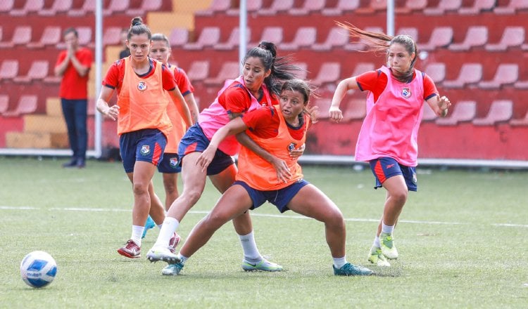 El equipo femenino ha estado entrenando en el estadio 'Cascarita' Tapia. Foto:Fepafut