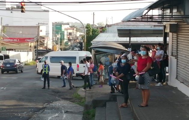 En el cuestionario aparecen 21 preguntas de vivienda y 27 para la población.