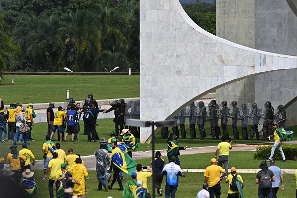 Manifestantes contra el gobierno del recién posesionado presidente Lula da Silva invaden el Congreso Nacional y la Presidencia. Foto: EFE