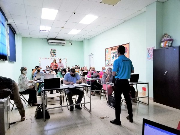 Recientemente, en Herrera, docentes fueron capacitados sobre el uso de la plataforma Ester. Foto: Cortesía Meduca