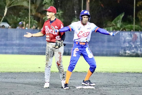 Coclé se impone a los Potros de Panamá Este. Fotos: Fedebeis