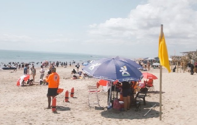  Se prohíbe el empleo de fogones de piedra y leña, así como portar armas en las áreas de playa y sus alrededores. Foto. Sinaproc