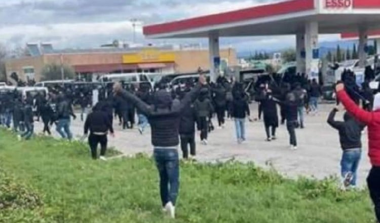 Pelea entre aficionados del Nápoles y Roma. Foto: Twitter