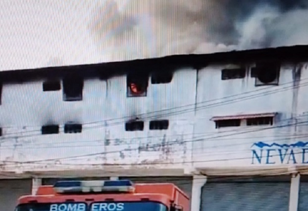 El humo negro sale del techo de esta área en la zona franca. Foto: Diomedes Sánchez .