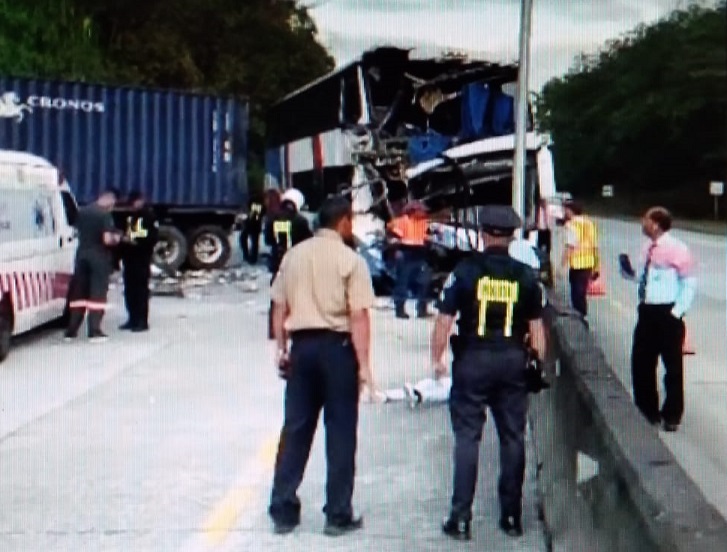 Este accidente provocó un descomunal tranque vehícular. Foto: Diomedes Sánchez 