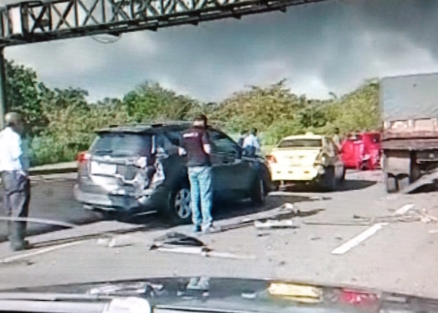 El  accidente vehicular fue a la salida de la autopista Panamá-Colón. Foto: Diomedes Sánchez 