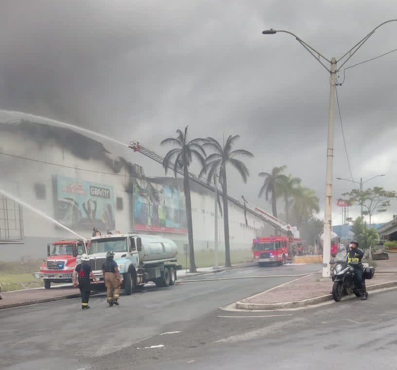 Fue necesaria la ayuda de bpmberos y equipos de la capital para extinguir el siniestro en France Field. Foto: Internet