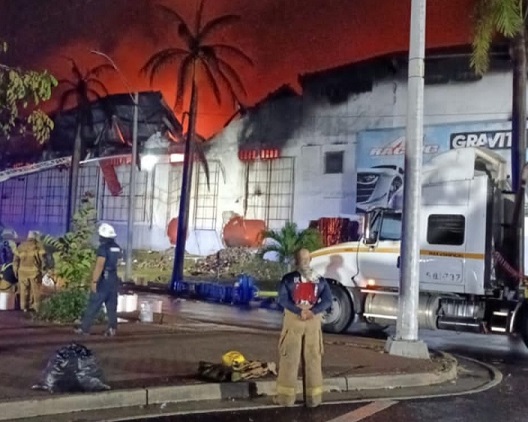  Personal de los bomberos permanece en el lugar para evitar que pueda reiniciarse el siniestro. Foto: Diomedes Sánchez