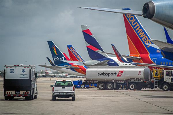 Miles de vuelos cancelados.
