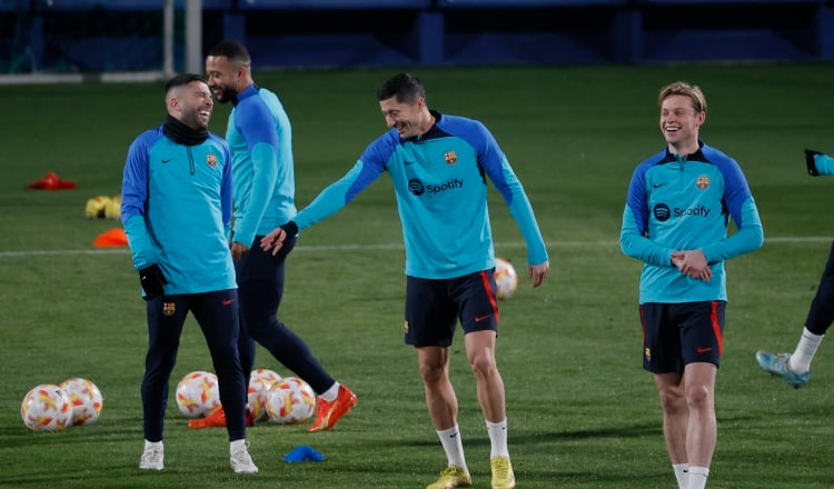 Jugadores del Barcelona entrenan. Foto:EFE