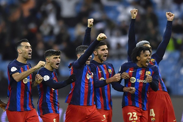 Jugadores del Barcelona festejan su clasificación a la final. Foto:EFE