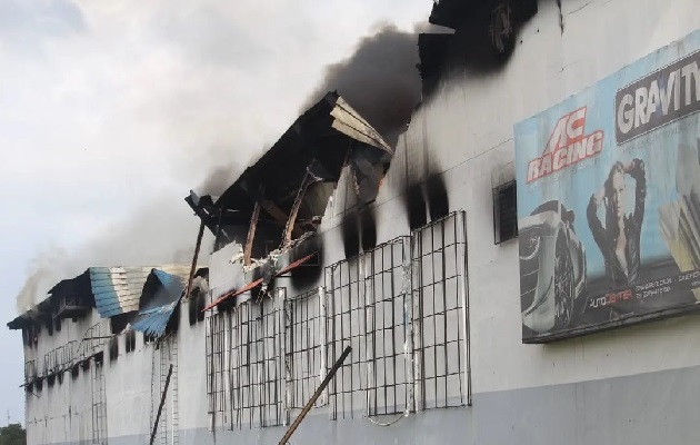 Por el momento no se han determinado las pérdidas causadas por este incendio en France Field. Foto. Diomedes Sánchez