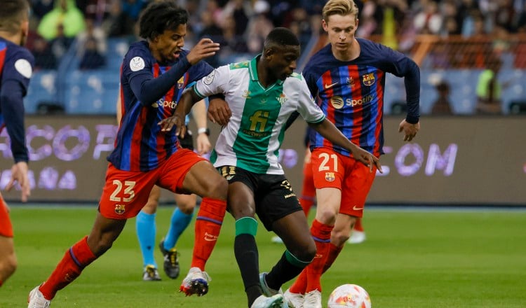 El brasileño del Betis Luiz Henrique (cent.) lucha con Frenkie de Jong (ders) y Jules Koundé del Barcelona por el balón. Foto:EFE