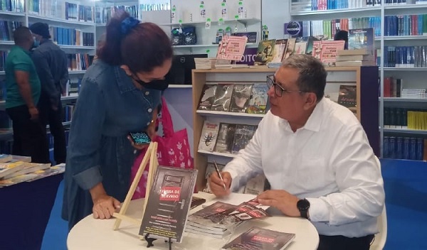 René Morales Cortés firmando copias de su publicación en la Feria del Libro. Foto: Cortesía