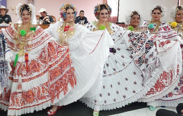 Se esperan más de 15 mil empolleradas, en 99 delegaciones confirmadas, y 13 carros alegóricos, aunque se estima que haya más de las inscritas. Foto. Thays Domínguez