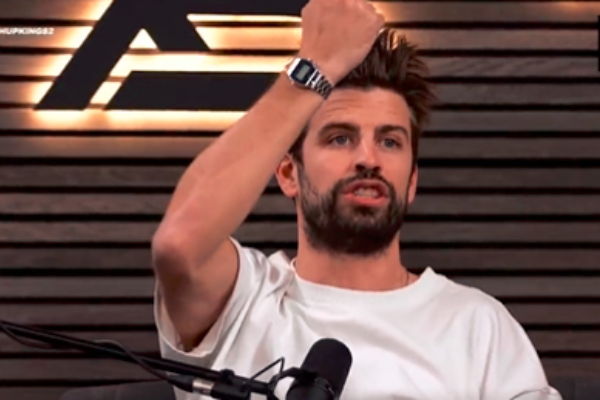 Gerard Piqué mostrando su Casio. Foto: Youtube