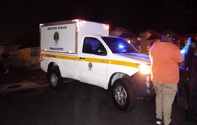 Funcionarios del Ministerio Público llegaron al cuartel policial para el levantamiento del cuerpo. Foto. Eric Montenegro