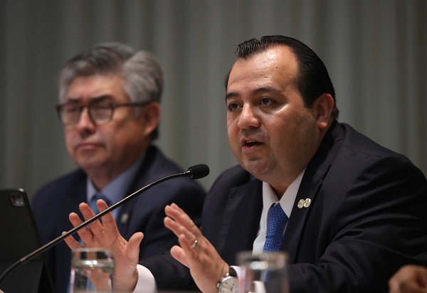 El vicepresidente de la Comisión Interamericana de Derechos Humanos CIDH, Stuardo Ralón, habla durante una rueda de prensa en Lima (Perú). Foto: EFE