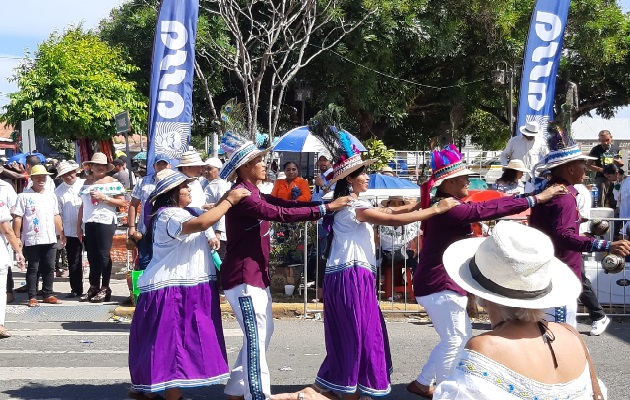 Bailes y danzas de diversas regiones del país también se tomaron las calles de Las Tablas.  Foto. Thays Domínguez