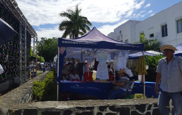 Los artesanos aprovecharon el evento para poner a la venta sus productos. Foto. Thays Domínguez