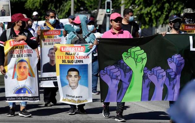 Salvadoreños marchan con motivo de un nuevo aniversario de la firma de los Acuerdos de Paz. Foto: EFE