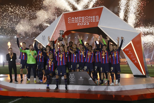 Jugadores del Barcelona festejan su título de la Supercopa de España. Foto:EFE
