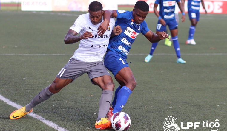 Ricardo Clarke  de Plaza Amador (izq.) ante un jugador del Árabe Unidos. Foto: LPF