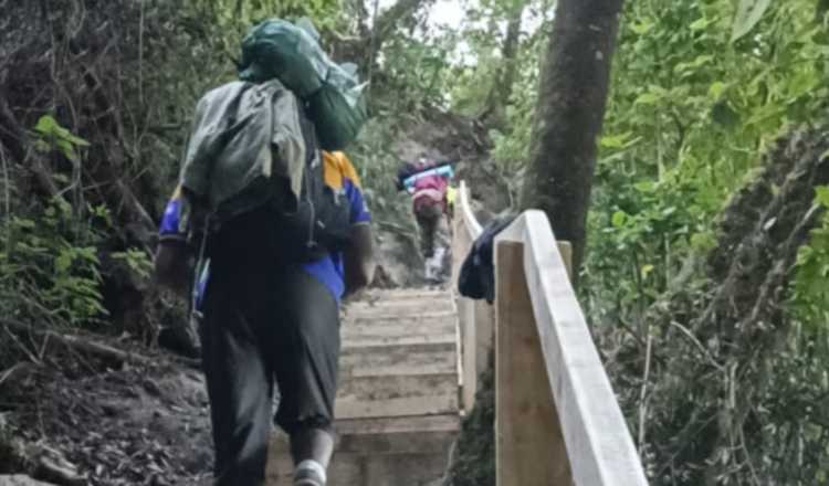 Las primeras escaleras ubicadas entre los dos primeros kilómetros entrando por Los Llanos de Paso Ancho. Salvador Martínez