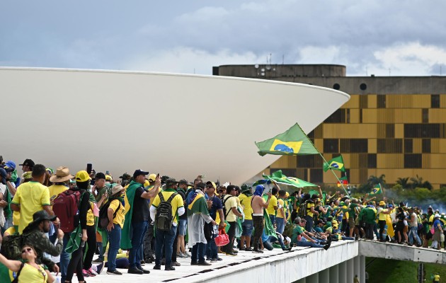 Manifestantes invaden el Congreso Nacional, el Supremo Tribunal Federal y el Palacio del Planalto, en Brasilia (Brasil), el pasado 8 de enero de 2023. Foto: EFE