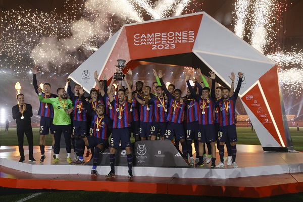 Sergio Busquets, levanta la Supercopa de España y celebran los jugadores del  FC Barcelona. Foto: EFE