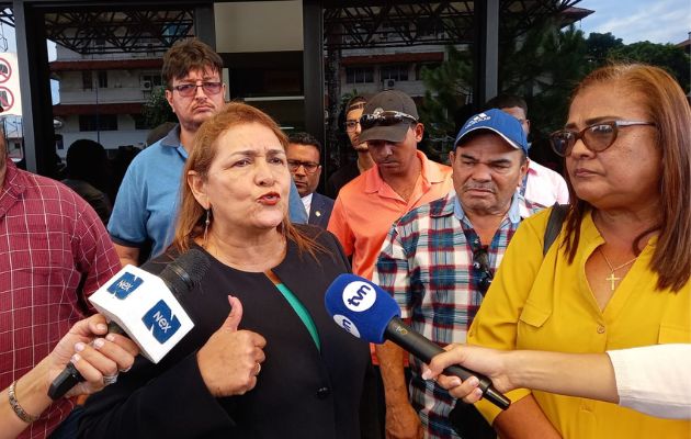 La diputada Lilia Batista entre otros representantes fueron a la reunión. Foto: Víctor Arosemena
