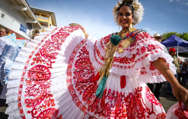 De 7 a 10 mil empolleradas participaron en el Desfile de Las Mil Polleras 2023. Foto: @presidenciapma