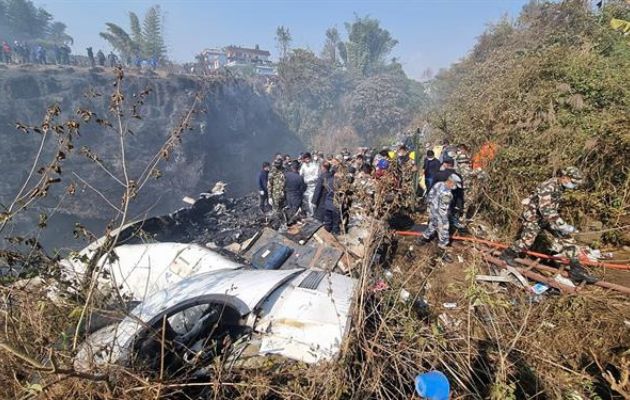 Recuperación de cadáveres tras el siniestro de un avión de la aerolínea Yeti Airlines. Foto: EFE