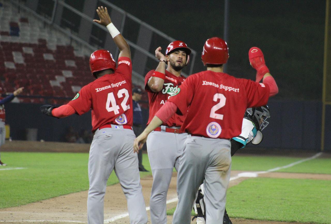 Jugadores de Federales festejan su segunda victoria. Foto: Probeis