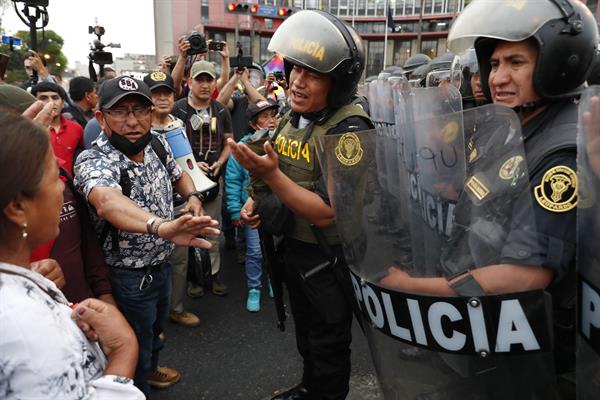 Manifestantes se enfrentan con miembros de la Policía durante una protesta. Foto: EFE