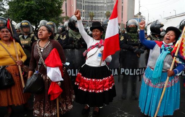 Manifestantes participan en una marcha bloqueada por policías. Foto: EFE