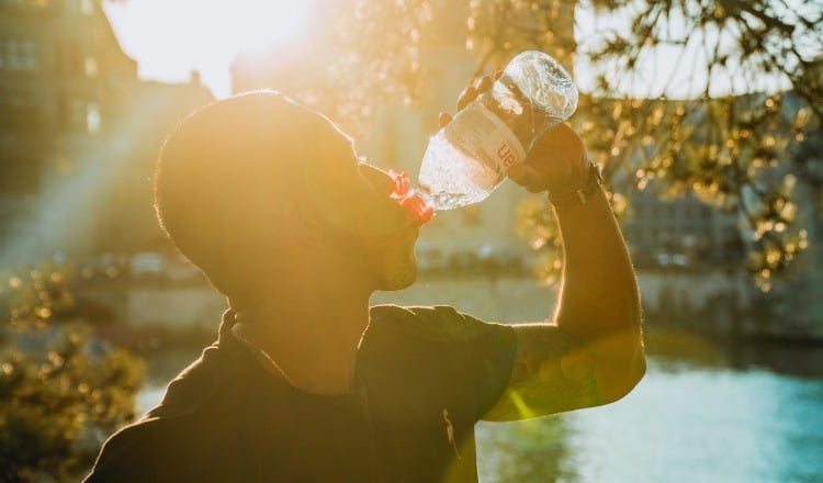 El agua es esencial para el cuerpo en cualquier etapa de la vida, debido a que ayuda a regular la temperatura corporal. Pixabae