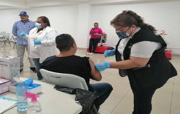 Los equipos sanitarios han tomado la alternativa de acudir a lugares masivos para realizar jornadas de vacunación, como centros comerciales, parques y plazas. Foto. Thays Domínguez