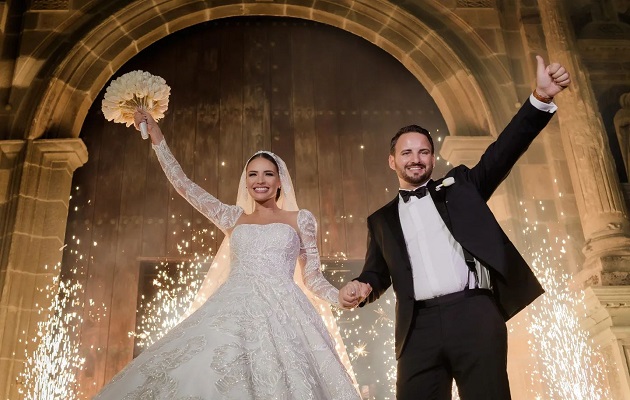 Sheldry Sáez y Giancarlo D'Agord saludan a los invitados.