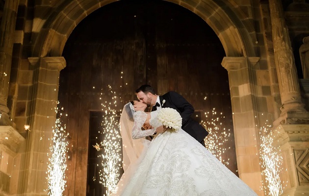 Sheldry Sáez y Giancarlo D'Agord a la salida de la iglesia.