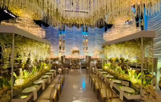 En el salón de la fiesta predominó el blanco.
