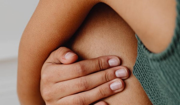 Pueden aparecer en el abdomen, el pecho, las caderas, la zona lumbar y los muslos.  Foto: Ilustrativ / Pexels